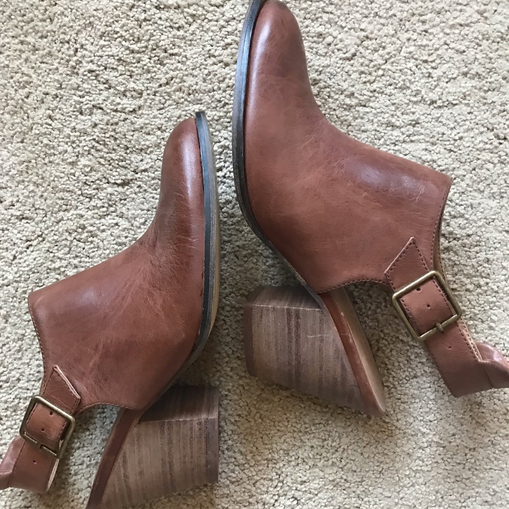 Chinese Laundry slide on booties w/strap size 7.5